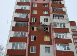 Наслідки ранкової атаки на Суми: у пошкодженій багатоповерхівці закрили тепловий контур