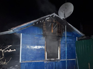 Патрульні у Шостці винесли чоловіка з палаючого будинку