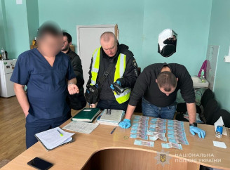 Корупція у лікарні: завідувачу відділення у Тростянці загрожує відповідальність за хабар у 20 тисяч гривень
