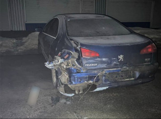 У Сумах 18-річний водій на Renault врізався у припаркований автомобіль