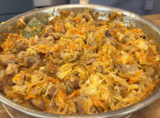 Тушкована капуста з м’ясом: рецепт соковитої страви, яку ви ще не готували