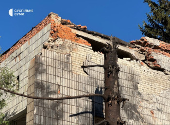 У Сумах внаслідок нічної атаки горіло підприємство, пошкоджено школу й дитсадок