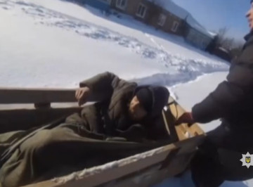 На санях назустріч «швидкій»: у Середині-Буді поліцейський врятував чоловіка