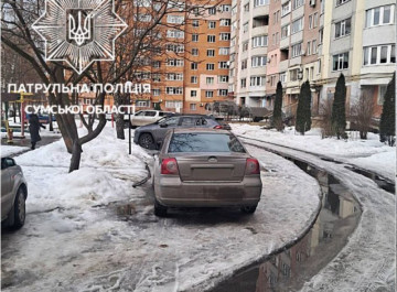 У Сумах розшукали водія, який протаранив автівку у дворі та втік із місця аварії