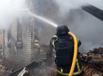 На Охтирщині російський дрон зруйнував будинок: рятувальники ліквідували пожежу