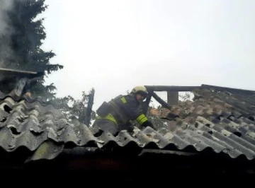 На Сумщині рятувальники оперативно ліквідували пожежу в житловому секторі (відео)
