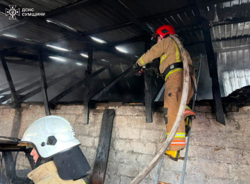 На Сумщині пожежники гасили загоряння гаражу