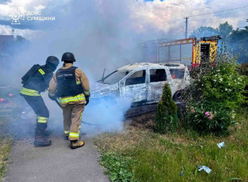 У Білопіллі через удар російського дрона загорілася машина