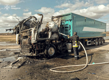 Удар «ланцета» по вантажівці в Садівській громаді: рятувальники ліквідували пожежу