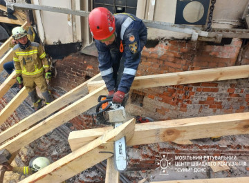 Рятувальники із Сумщини допомагають ліквідовувати наслідки атаки на Києво-Печерську лавру