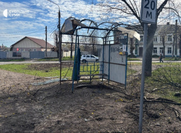 У Сумах вночі російський дрон пошкодив приватні будинки та позашкільний заклад