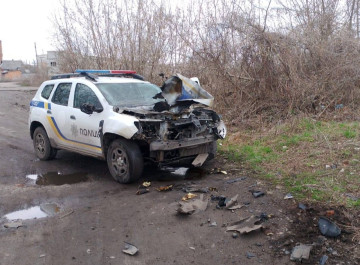 У Білопіллі російський дрон атакував автомобіль поліції: поранено правоохоронця