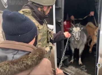 Спецпідрозділ «Білий янгол» евакуював мешканку Есманської громади разом із її тваринами