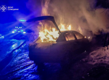 На вулиці Польській у Сумах згорів автомобіль