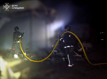 Рятувальники ліквідували масштабні пожежі після нічних та ранкових ударів по Сумщині