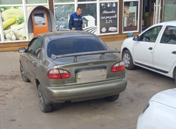 Сумський водоканал закликає водіїв не блокувати люки паркуванням авто