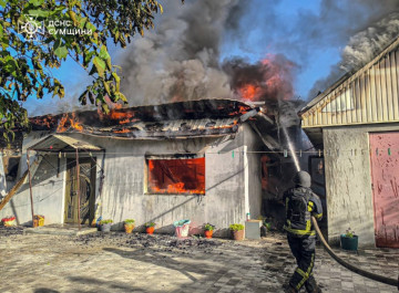 В Охтирці рятувальники ліквідували пожежу після атаки ворожого дрона