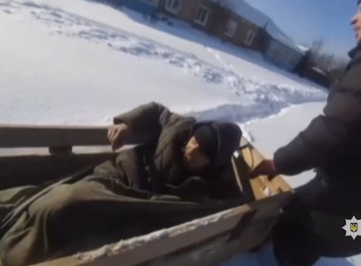 На санях назустріч «швидкій»: у Середині-Буді поліцейський врятував чоловіка фото