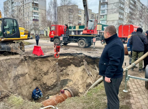 Міська влада Сум з’ясовує відповідальних за аварію на колекторі, яка призвела до відсутності водопостачання фото