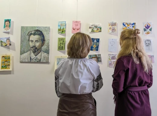 Мистецтво об'єднує світ: у Сумах відкрили виставку листівок з 72 країн, присвячену Василю Кричевському фото