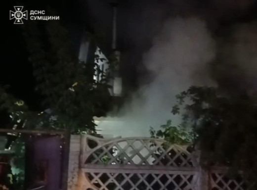 Нічна пожежа в Сумах: рятувальники годину боролися з вогнем у будинку на Київській фото