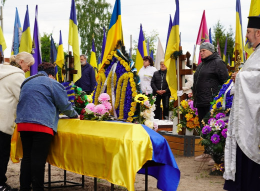 Охтирка попрощалася із загиблим захисником Олександром Злобіним фото Охтирка попрощалася із загиблим захисником Олександром Злобіним фото