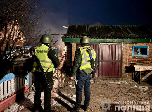 В Охтирці внаслідок влучання ворожого БПЛА пошкоджено вісім житлових будинків фото