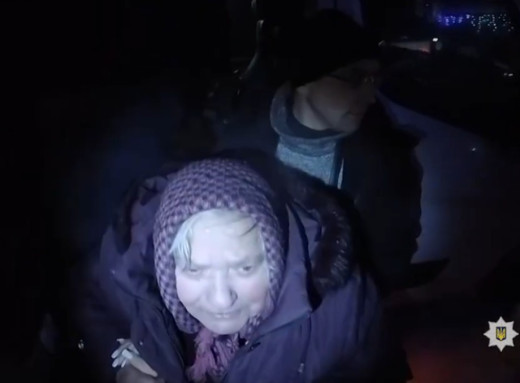 15 кілометрів на санчатах під прицілом дронів: героїчна евакуація літнього подружжя на Сумщині фото