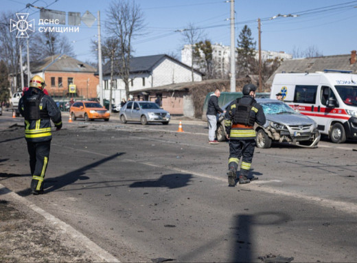 ДСНСники надавали допомогу постраждалим на місці ворожого удару в Сумах фото