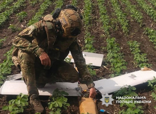 На Сумщині вибухотехніки поліції знешкодили бойову частину ворожого дрона фото На Сумщині вибухотехніки поліції знешкодили бойову частину ворожого дрона фото