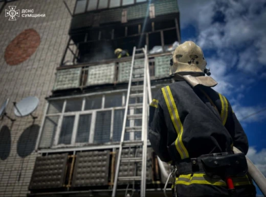 У Шостці рятувальники загасили пожежу на балконі багатоповерхівки (відео) фото