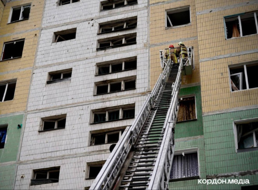 У Сумах після ракетного удару пошкоджено 23 багатоповерхівки фото