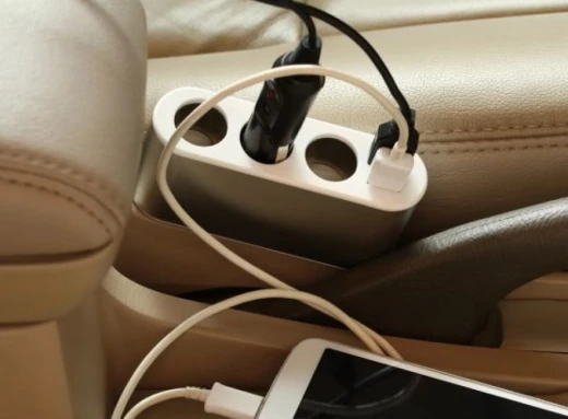 Як правильно заряджати смартфон в автомобілі від прикурювача фото
