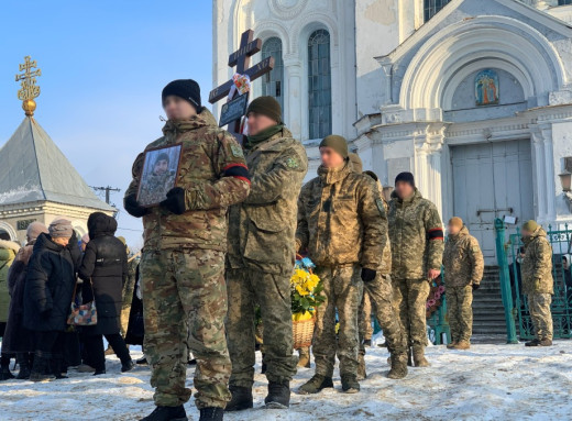 Глухівська громада провела в останню путь прикордонника Олексія Радинського фото