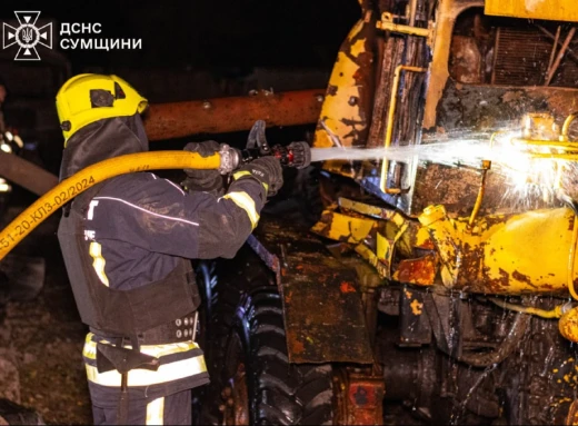 Внаслідок ворожого обстрілу в Сумах горіла сільськогосподарська техніка фото