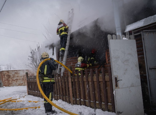 Пожежа на Білопільському шляху: у Сумах згорів дерев’яний будинок (відео) фото