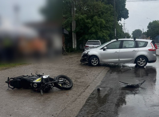 У Сумах водій Renault не пропустив мотоцикл: 17-річний хлопець потрапив до лікарні фото