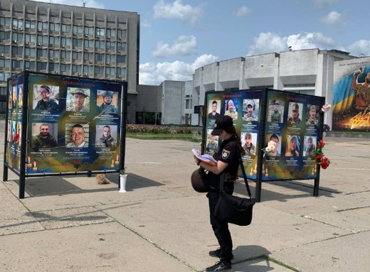 У центрі Сум пошкодили банер на Алеї пам’яті фото У центрі Сум пошкодили банер на Алеї пам’яті фото