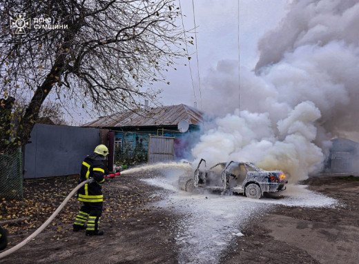 У Ямполі горіла автівка: рятувальники ліквідували пожежу (відео) фото