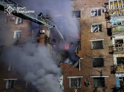 У Конотопі з-під завалів пошкодженого "шахедом" будинку рятувальники дістали тіло 94-річної жінки фото