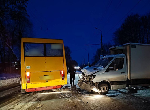 У Сумах на перехресті зіткнулися вантажівка та маршрутка: постраждала пасажирка фото