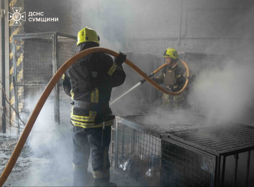 Вранці в Сумах рятувальники ліквідували пожежу, що виникла через ворожі удари фото