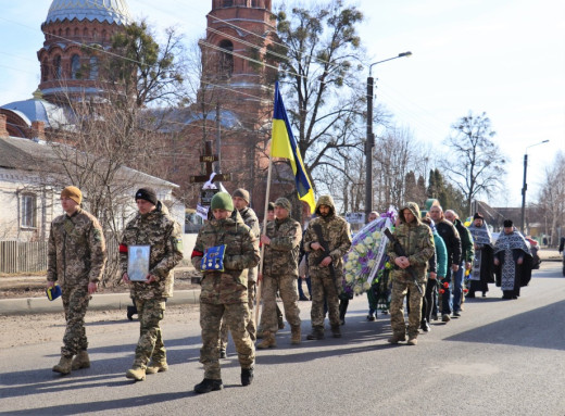 У Тростянці попрощалася із захисником Віктором Зіновим фото