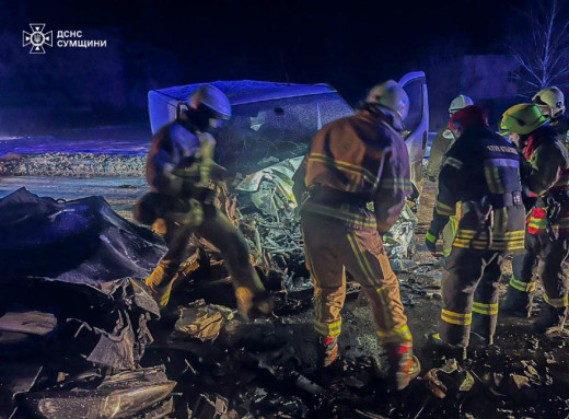 У Сумах рятувальники деблокували тіло загиблого водія з понівеченого авто фото