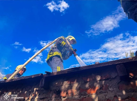 Сумські рятувальники ліквідували пожежу в житловому секторі (відео) фото