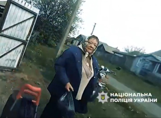 Поліція евакуювала літню жінку з прикордонного села на Сумщині за 300 метрів від кордону фото Поліція евакуювала літню жінку з прикордонного села на Сумщині за 300 метрів від кордону фото