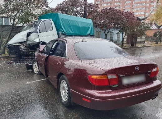 У Сумах легковик на зустрічці врізався у вантажівку фото