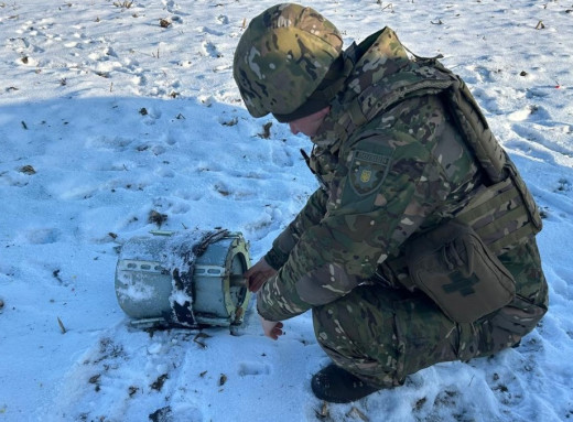 Небезпечна знахідка у Сумському районі: поліцейські знищили бойову частину «шахеду» фото