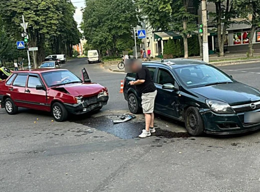 У Сумах на перехресті не роз'їхались Опель та ВАЗ фото