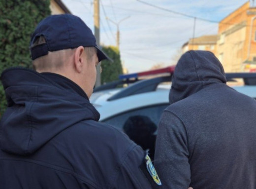 На Роменщині поліцейські оперативно затримали чоловіка за пограбування літнього односельця фото